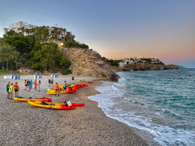 Paseo nocturno en kayak por Villajoyosa bajo la luna de Alicante