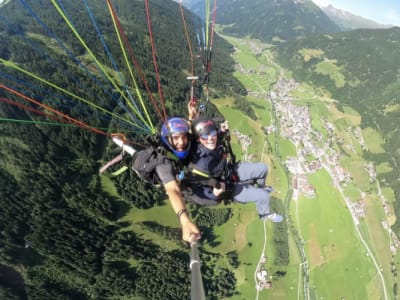 Tandem-Gleitschirmflug über dem Stubaital bei Innsbruck, Österreich