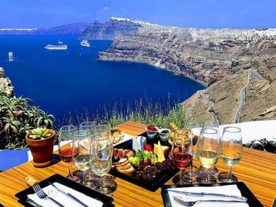 Excursión privada a la isla de Santorini con cata de vinos tradicionales