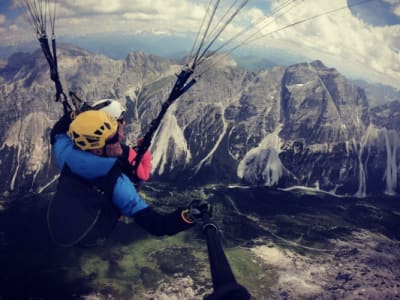 Vol en parapente en tandem au-dessus de la vallée de Stubai près d'Innsbruck, Autriche