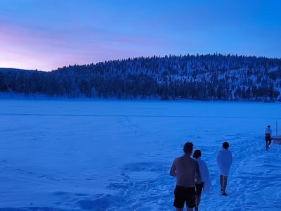 Sauna et baignade dans la glace au camp de Rahajärvi à Inari depuis Ivalo
