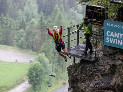 Saut pendulaire dans les gorges du glacier de Grindelwald près d'Interlaken