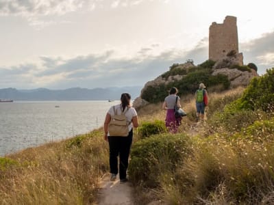 Senderismo al atardecer en Colle Sant'Elia en Cagliari, Cerdeña