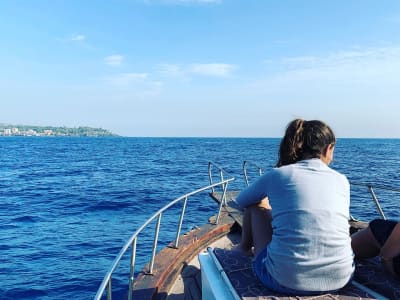 Excursión en barco y aperitivo en las Islas Ciclópeas, cerca de Catania, Sicilia