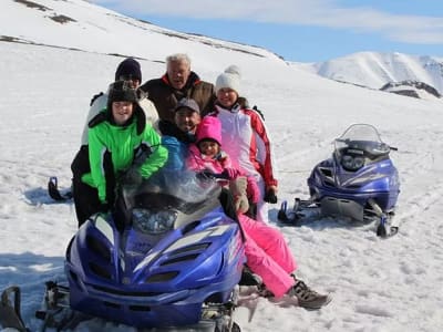 Aventura familiar en moto de nieve y trineo desde Akureyri