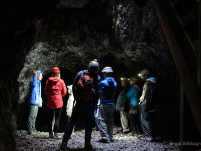 Espeleología en el Túnel de Lava de la Cueva de Las Palomas en la Isla de La Palma