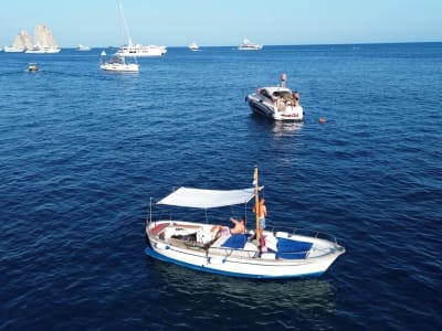 Excursión privada en barco al atardecer por la isla de Capri desde Marina Grande