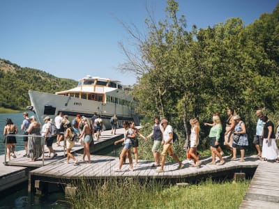 Visita guiada al Parque Nacional de Krka con degustación de comida y vino desde Split