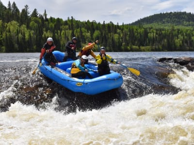 Rafting auf dem Fluss Matawin in Mauricie, in der Nähe von Trois-Rivières