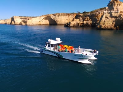 Excursión en catamarán desde Portimão con kayak en la gruta de Benagil