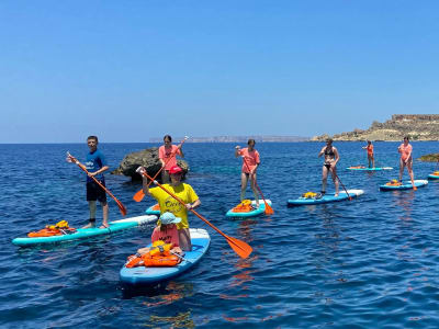 Clases de surf de remo en Golden Bay, Malta