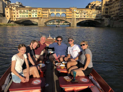 Paseo en barco al atardecer en Florencia