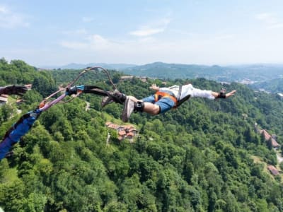 Puenting desde el puente Colossus (152 m) en Veglio Mosso, cerca de Turín