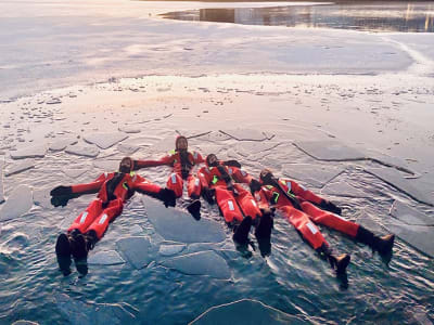 Expérience de flottaison sur la glace d'un fjord arctique de Tromsø à Kvaløya