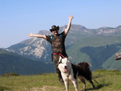 Senderismo con perros de trineo en el bosque de Braca en La Pierre Saint-Martin, Pirineos Atlánticos