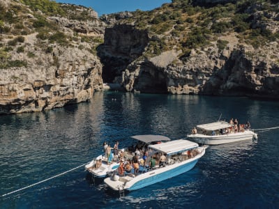 Excursión guiada en barco a la Cueva Azul y las 5 islas desde Split