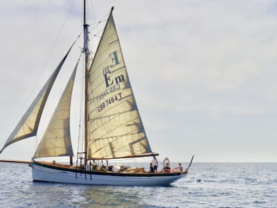 Crucero en velero al atardecer con salida de Marsella