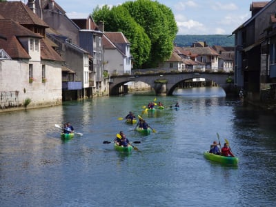 Descente en canoë kayak dans les gorges de la Loue à Ornans, près de Besançon