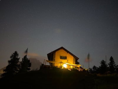 Nachtwanderung in Claviere bei Sestriere mit Abendessen in einer Hütte und Lagerfeuer