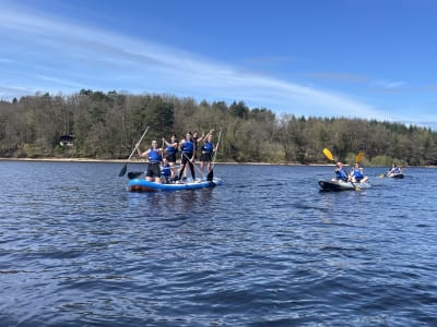 Verleih von Riesen-Stand-up-Paddles im regionalen Naturpark Morvan, Burgund