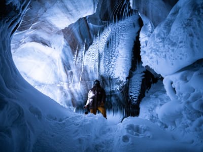 Eishöhlenwandern mit dem Schneemobil von Longyearbyen in Svalbard