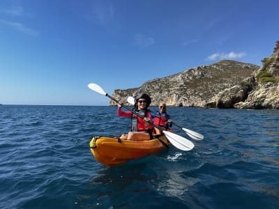 Excursión guiada en kayak de mar desde Cala Granadella a Cala Ambolo en Jávea, Alicante