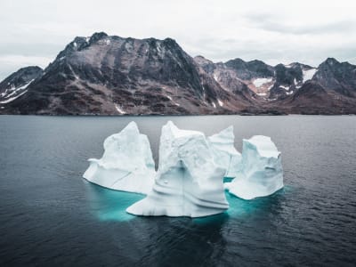 Crucero panorámico con paseo por los glaciares, visita a una cueva de hielo y pesca desde Kulusuk