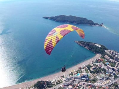 Tandem-Gleitschirmflug über Bečići bei Budva