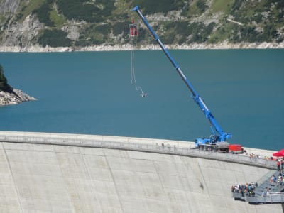 Saut à l'élastique au barrage de Kölnbrein (165 m) dans la vallée de la Malta, parc national des Hohe Tauern