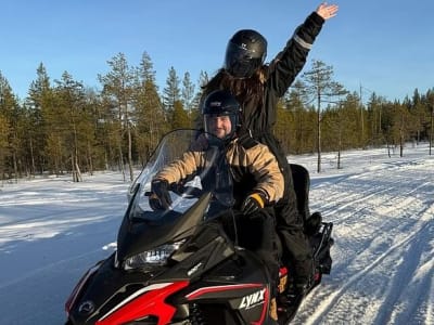 Schneemobilfahren und Eisfischen von Rovaniemi aus