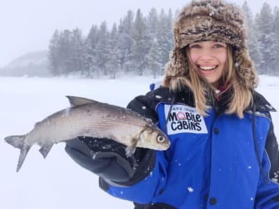 Excursión de pesca en hielo en el Gran Lago Inari desde Inari