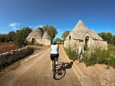 Recorrido guiado en bicicleta eléctrica por Alberobello, cerca de Bari, Apulia