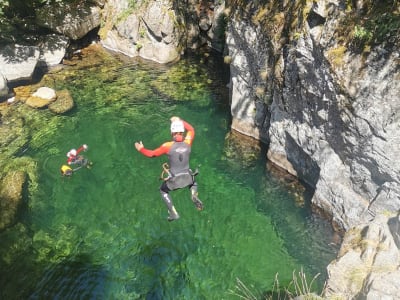 Sportlicher Abstieg durch die Pissevieille-Schlucht bei Vallon-Pont-d'Arc, Ardèche