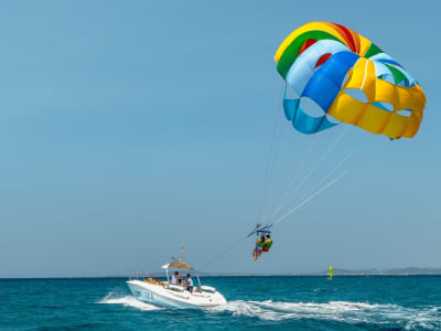 Paravelismo sobre la Bahía de Palma de Mallorca, desde El Arenal