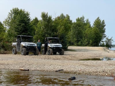 Randonnée en côte-à-côte électrique à Sainte-Rose-du-Nord depuis le Fjord du Saguenay