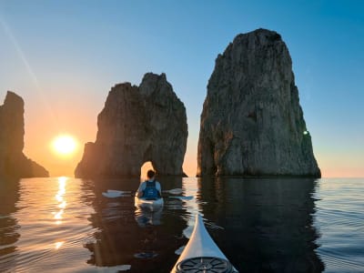Kajaktour bei Sonnenaufgang zu den Höhlenwänden der Insel Capri