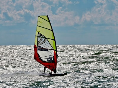 Windsurfing-Erlebnis am Strand von Ligaria in Agia Pelagia bei Heraklion