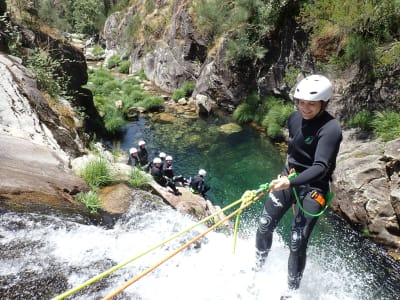Canyoning auf dem Fluss Vessadas in Arouca, in der Nähe von Porto