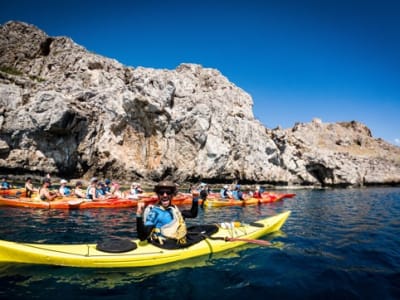 Excursion en kayak de mer à la plage de sable rouge de Haraki à Rhodes