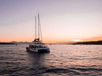 Katamaran-Kreuzfahrt zur Anse de la Salis von der Baie des Anges bei Sonnenuntergang