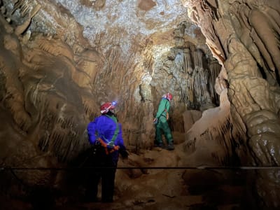 Höhlenwandern in der Höhle Arva-Claire in Méjannes-le-Clap, Gard