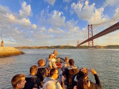 Excursión en lancha rápida al atardecer desde Lisboa