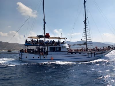 Crucero en barco al sur de Naxos con almuerzo de barbacoa desde el puerto de Agia Anna