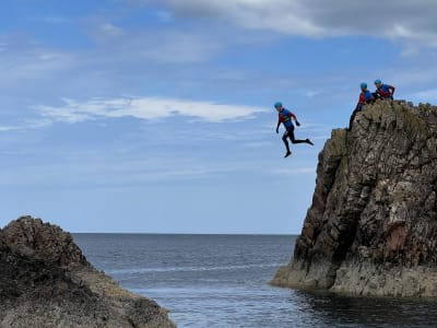 Excursión de coasteering en Portknockie, en Moray Firth