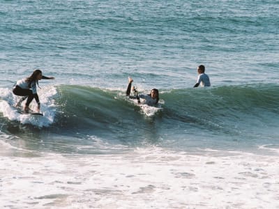 Cours de surf près de Lisbonne à la plage de Carcavelos