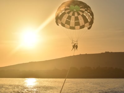 Parasailing desde la playa de Perivolos, Santorini