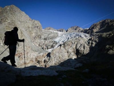 Senderismo al Frente del Glaciar Blanco cerca de Vallouise-Pelvoux en los Écrins