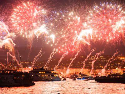 Katamaran-Kreuzfahrt zum Cap d'Antibes mit Abendessen und Feuerwerk von Cannes