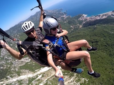Tandem-Gleitschirmflug in Budva von Brajici aus
