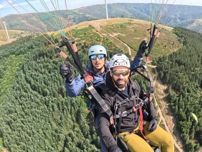 Tandem-Gleitschirmflug über das Lousã-Gebirge, in der Nähe von Coimbra